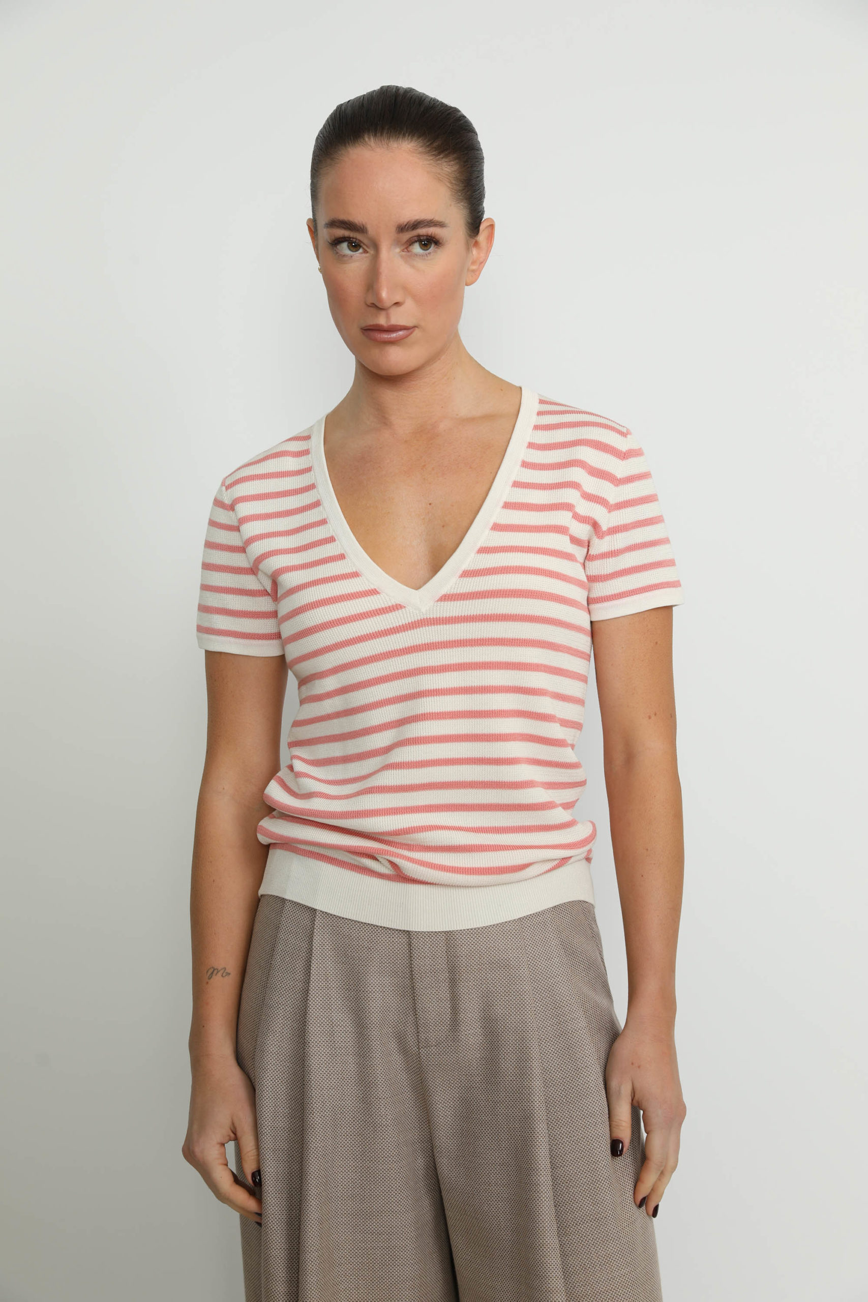 Pisa – Pisa V-neck T-shirt in Pink/ White Stripe