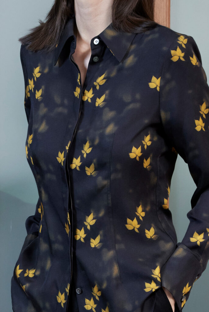 Mirandela Shirt – Fitted classic blouse in leaf print25197