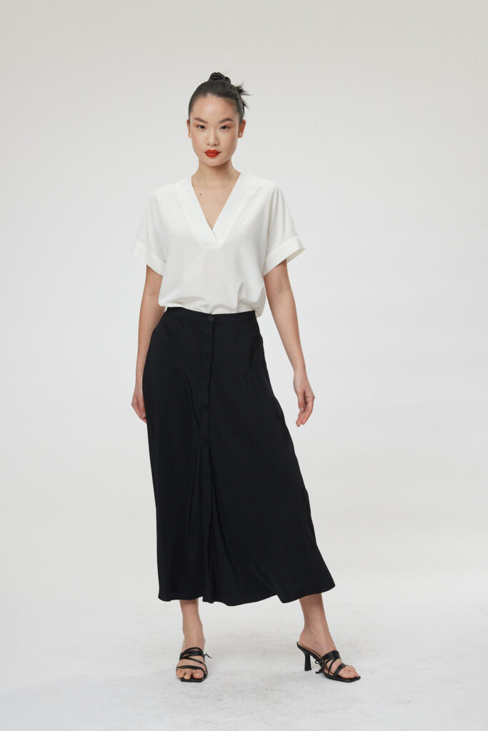 Lecce Blouse – V-neck blouse in white25014