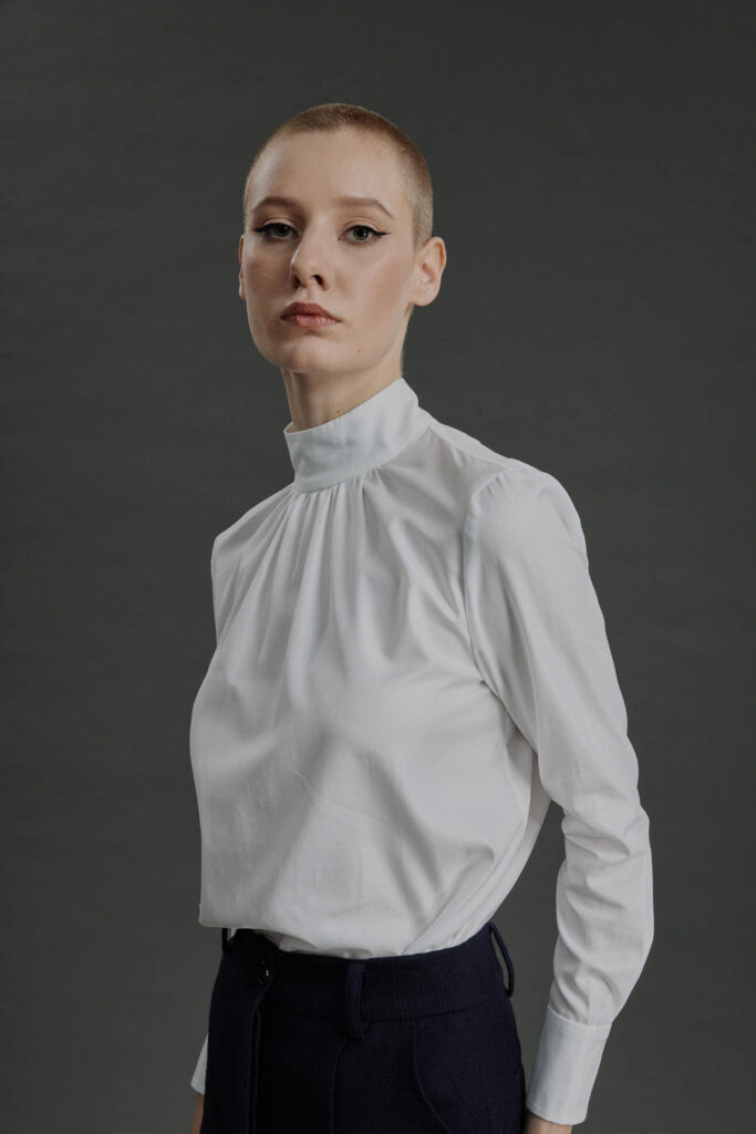 Fundao Blouse – High neckline blouse in white25476