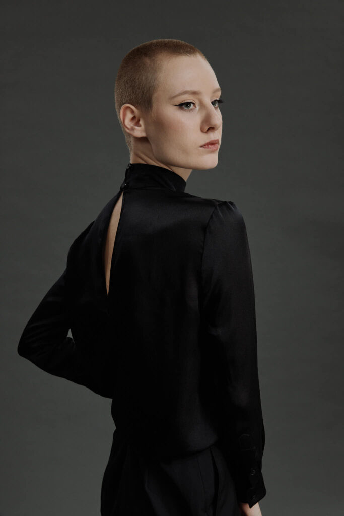 Fundao Blouse – High neckline blouse in black25479