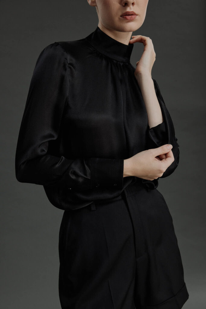 Fundao Blouse – High neckline blouse in black25480