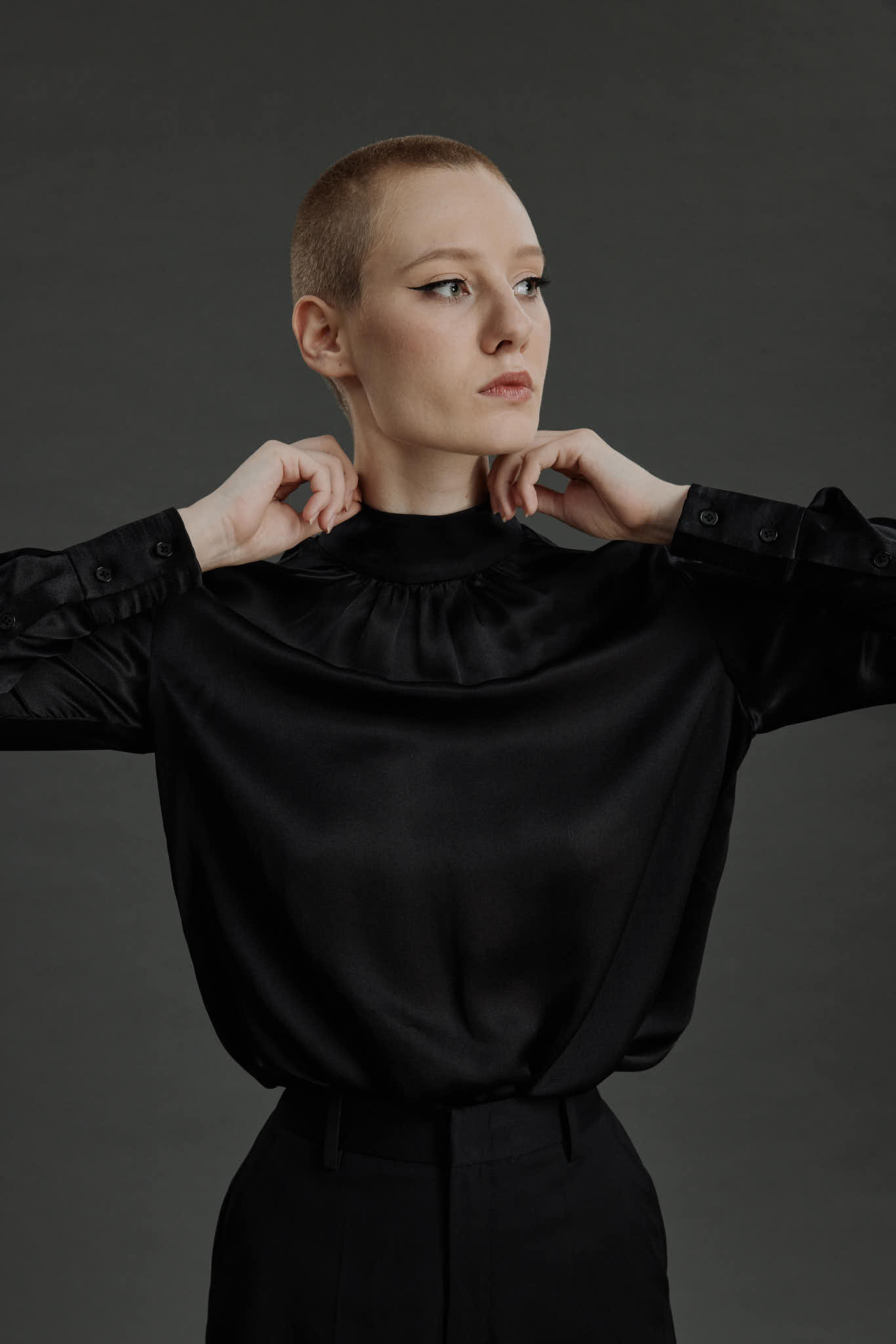 Fundao Blouse – High neckline blouse in black