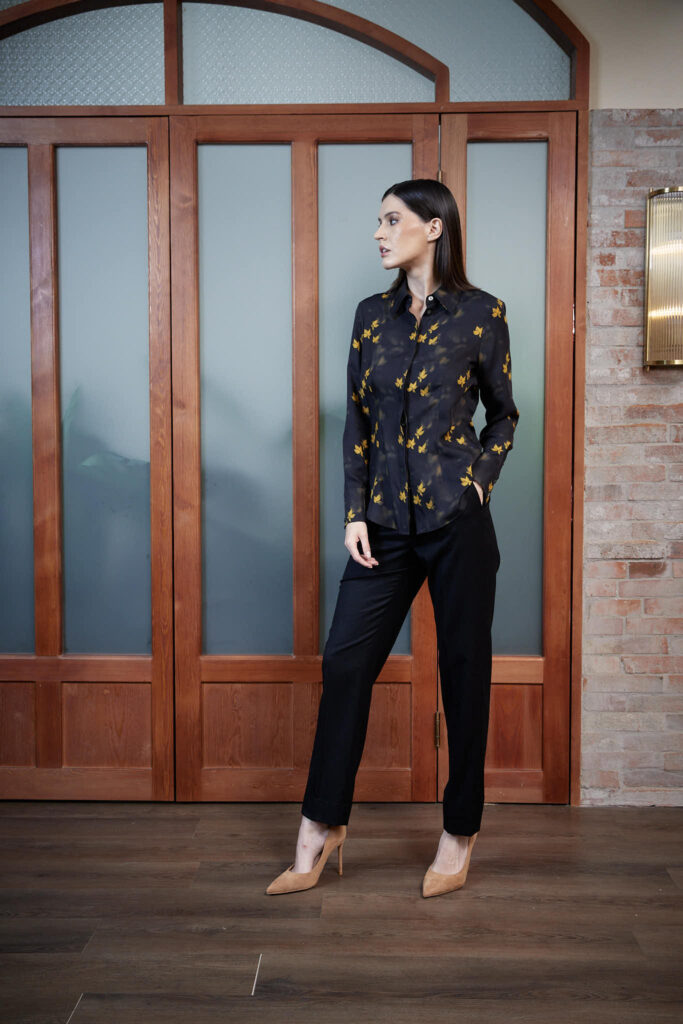 Mirandela Shirt – Fitted classic blouse in leaf print25198