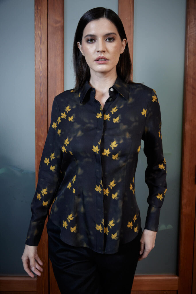 Mirandela Shirt – Fitted classic blouse in leaf print25196
