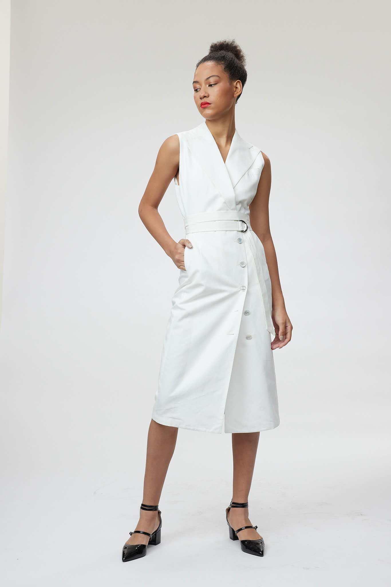 Pavia Dress – Tailored sleeveless dress in white