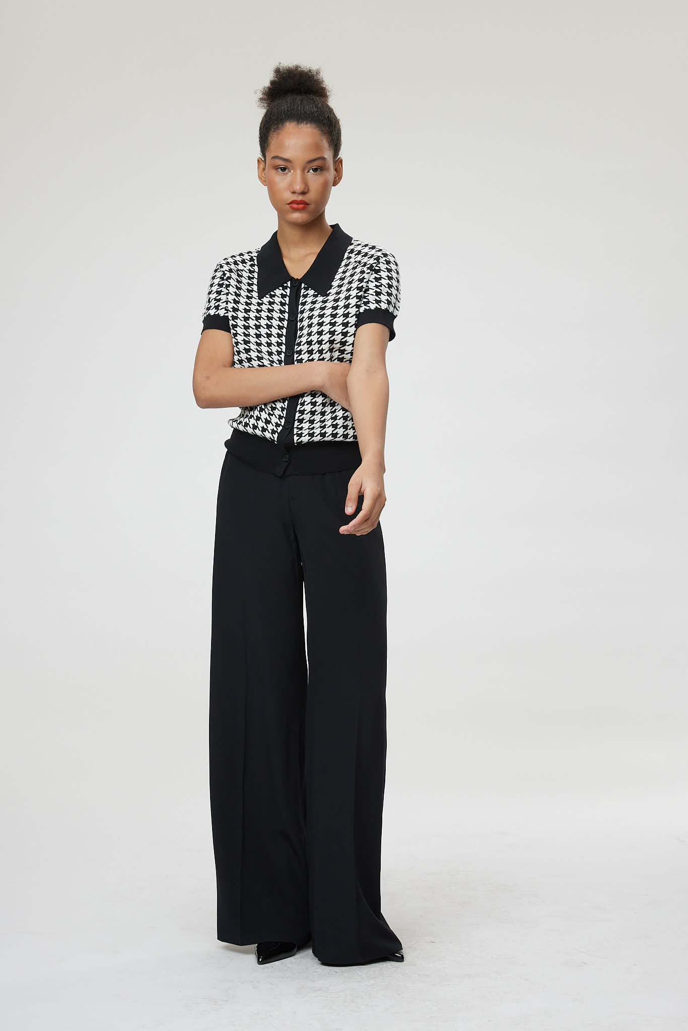 Vicenza Cardigan – Button down blouse in black and white dogtooth
