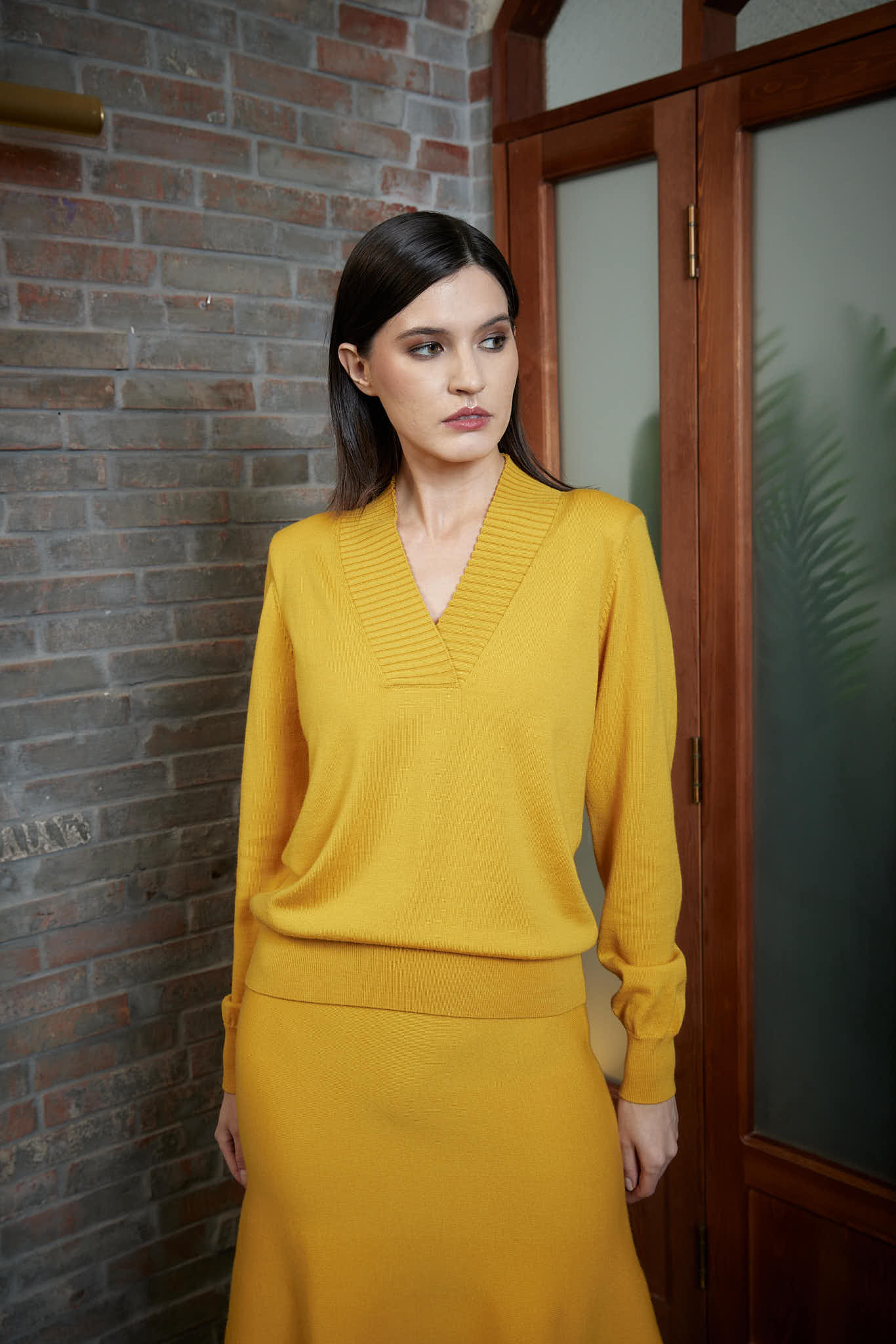 Marinha Grande Top – V-neck sweater in ochre yellow0