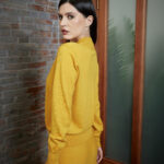 Marinha Grande Top – V-neck sweater in ochre yellow25272